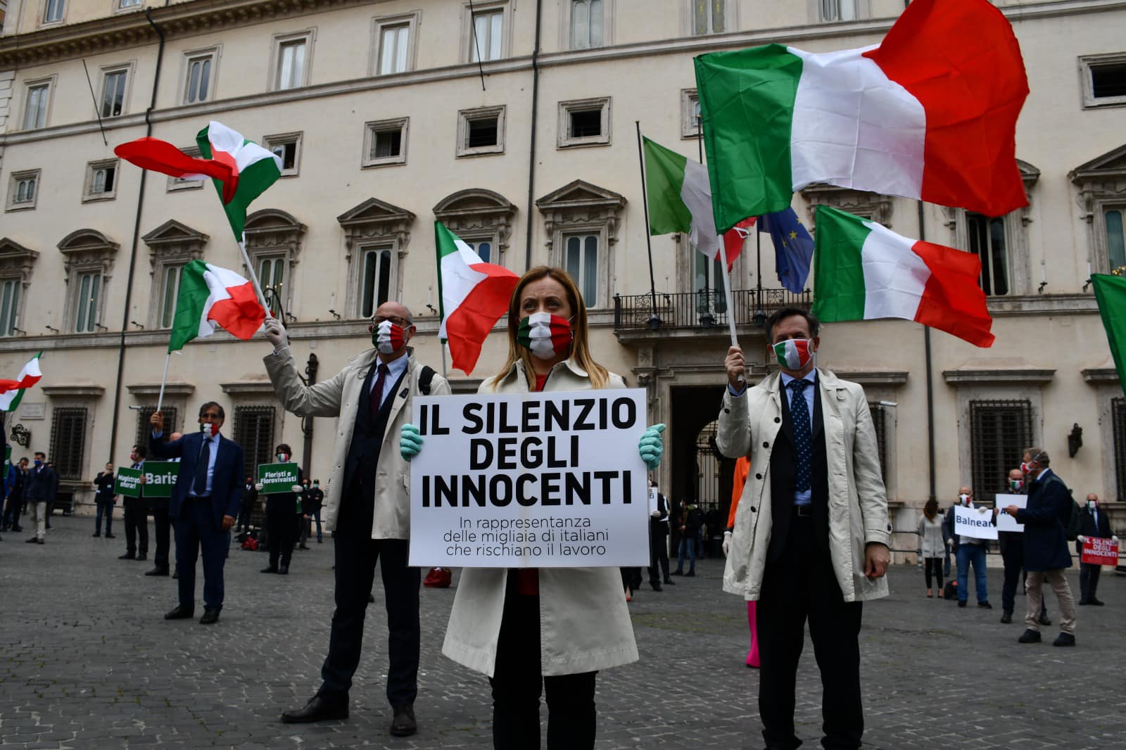 Meloni alla manifestazione di Fratelli d'Italia (2 giugno). Risarcimento ristoratori